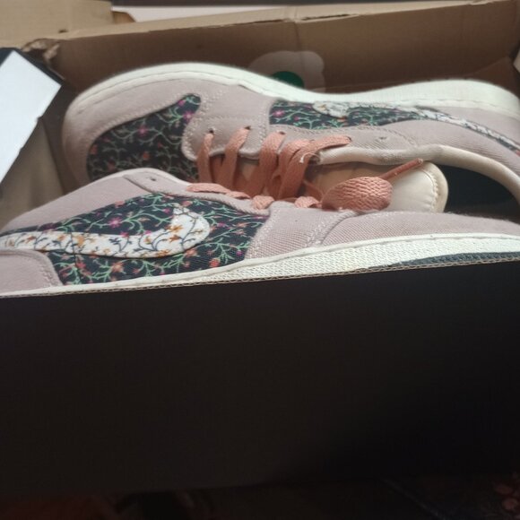 Air Jordan 1 Low “Floral Vines” Sneakers Cream Pink Rare Floral Print SZ 6y - Picture 8 of 11